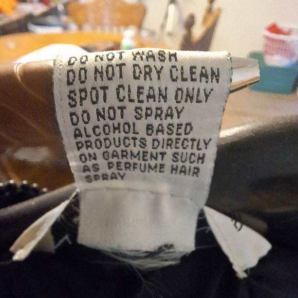 A Niteline by Della Roufogali 100 silk lined embellished blazer in a size small. - Picture 4 of 6